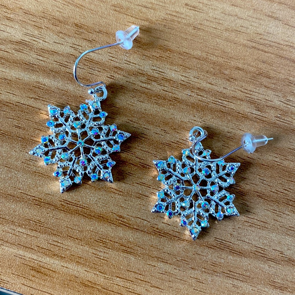 🔥Brand New snowflake earrings with gold jewelry pouch🔥